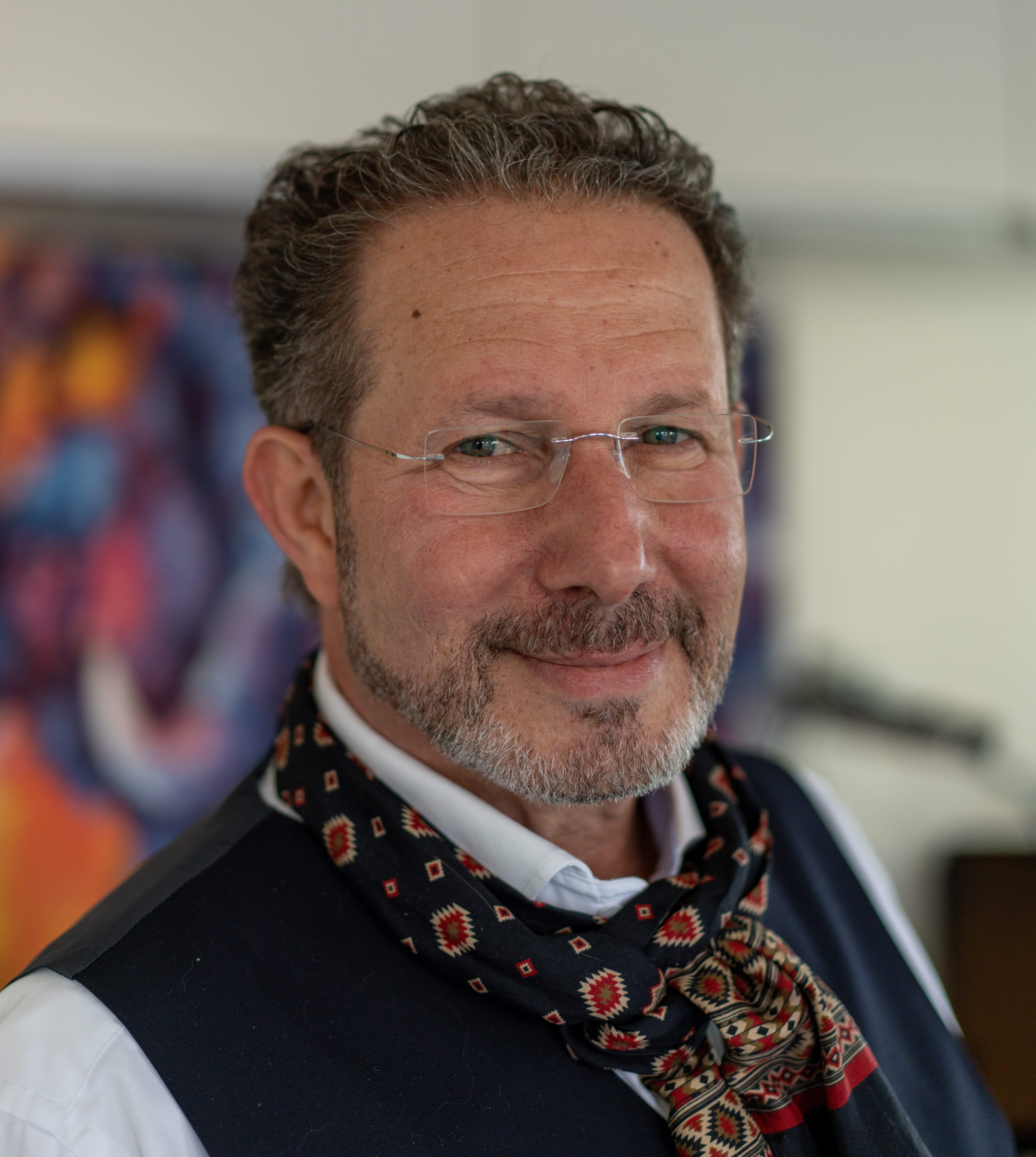 Ziad Koudsi, marketingcommunicatiespecialist, business coach en specialist op het gebied van webhosting, webdesign en Internetservices. Met meer dan 40 jaar ervaring 